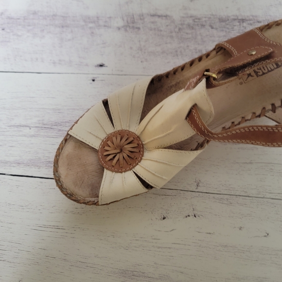 PIKOLINOS Cream and Tan Sandals with Floral Medallion - Picture 4 of 6